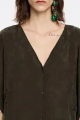 Vestido camisero midi negro con cuello en V, manga corta y abotonadura frontal.