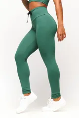 Calza deportiva negra de tiro alto con cordón ajustable en la cintura y logo estampado en la pierna.