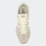 Championes New Balance modelo 471 color beige, con capellada de gamuza y malla, logo "N" en los laterales y suela de goma color caramelo.