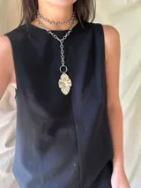 Collar plateado de doble cadena con dije colgante con forma de hoja.