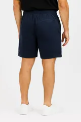 Bermuda verde militar de algodón, con cintura elástica ajustable con cordón.