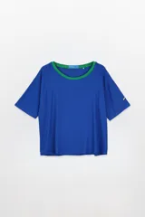 Remera azul de rib con cuello redondo verde y mangas cortas.