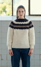 Sweater tejido a mano en crochet con lana merino 100% uruguaya. Diseño con canesú circular a rayas en tonos tierra y cuerpo en punto cerrado.