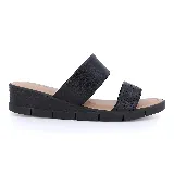 Sandalia de cuero negro con taco corrido y tiras anchas, diseñada para ofrecer comodidad y estilo moderno.