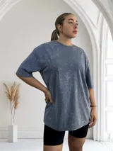 Remerón rosa con efecto acid wash, corte holgado y cuello redondo.