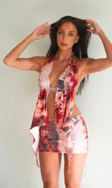 Conjunto de top y falda corta con estampado floral y animal print en tonos cálidos.