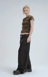 Remera marrón de manga corta y cuello redondo, corte ajustado al cuerpo y largo a la cadera.