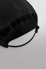 Gorra deportiva color verde lima confeccionada en tejido técnico perforado, con visera y ajuste elástico en la parte posterior.