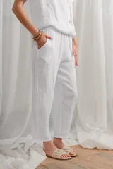 Pantalón de lino color salmón, de corte holgado, con cintura elástica y bolsillos laterales.