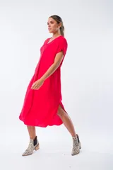 Vestido rojo de corte recto, con cuello en V y mangas cortas.