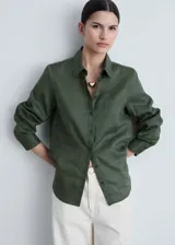 Camisa verde militar de lino y algodón, con cuello camisero, cierre frontal con botones, manga larga con puños abotonados y bolsillo de parche en el pecho.
