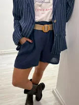 Short azul marino de lino con cintura elastizada y cinturón de rafia con hebilla de madera.