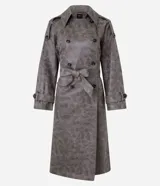 Trench coat largo color marrón con efecto teñido, cuello inglés, manga larga, cierre doble con botones delanteros y cinto para lazo en la cintura.