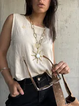 Blusa color crema sin mangas con bordados florales.