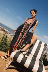 Vestido midi negro de jersey con ojalillos metálicos en el escote e intervención de hilado de algodón de colores.