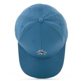 Gorra celeste con logo de pingüino bordado en blanco y negro.