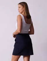 Minifalda azul marino de gabardina elastizada con pretina ancha elastizada, bolsillos delanteros y short interno. Marca Zac & Rachel.