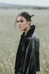 Campera de cuero vacuno color crudo con corderito en la solapa y costuras a mano.