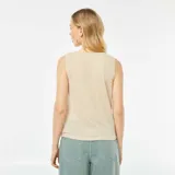 Musculosa color beige con cuello redondo y corte recto.