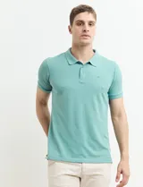 Chomba celeste con estampado de lunares blancos, cuello clásico y mangas cortas.