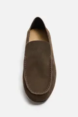 Mocasín de hombre fabricado en piel serraje color marrón.