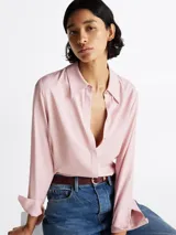 Camisa de viscosa color rosa claro, de corte amplio con cartera oculta y cuello francés.