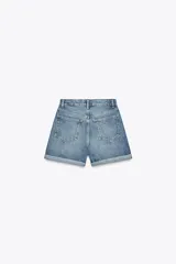 Bermuda de jean celeste, corte mom fit, tiro alto, con cinco bolsillos y ruedo doblado.