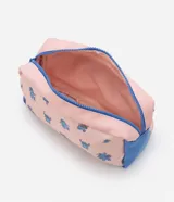 Neceser rectangular con estampado de Stitch, con bolsillo delantero con cremallera y cierre superior con cremallera.