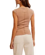 Remera ajustada de punto acanalado color rosa, con cuello redondo, mangas cortas y detalle de costura elevada.
