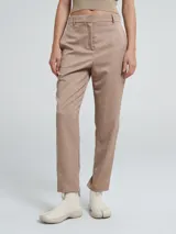 Pantalón sastrero de corte recto color marrón, con cierre frontal y botones ocultos, y bolsillos laterales.