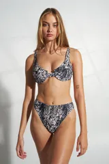 Top de bikini negro con textura arrugada, corte clásico y breteles anchos.