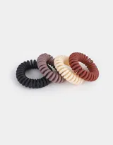 Set de cuatro gomitas de pelo tipo cable en colores beige, marrón claro, negro y marrón oscuro.