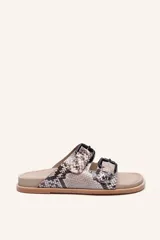 Sandalias con estampado de piel de serpiente, con dos tiras anchas con hebillas negras ajustables y suela plana color beige.
