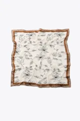 Pañuelo cuadrado de viscosa color crema con estampado de flores bordadas en negro y borde con doble línea marrón.