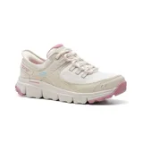 Championes Skechers Hands Free Slip-ins Summits AT, color beige con detalles en rosa. Diseño slip-on con cordones ajustables, capellada de malla con refuerzos de cuero, plantilla Air-Cooled Memory Foam y suela de goma antideslizante.