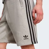 Short Adidas Originals de algodón color gris con tres rayas negras laterales y logo bordado.