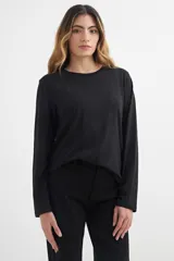 Remera gris de algodón, de corte recto y manga larga.