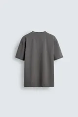 Camiseta celeste de corte holgado, cuello redondo y manga corta.