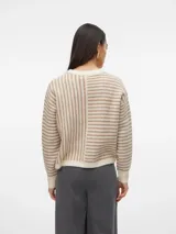 Suéter de punto grueso a rayas horizontales color crema y beige, con cuello redondo y mangas largas.