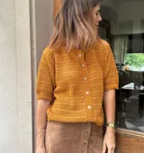 Saco de hilo color ocre con aplique de cuero bordado en la espalda con diseño de palmera.