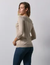Sweater lila de tejido combinado, con cuello redondo y mangas 3/4 con detalle de botones.