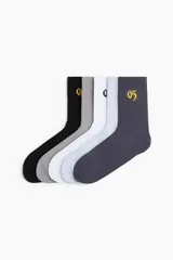 Pack de cinco pares de medias deportivas acanaladas en colores negro, gris oscuro, gris claro, blanco y azul oscuro. Cada par tiene un número bordado en el tobillo. Confeccionadas con tejido DryMove™ que ayuda a absorber el sudor.