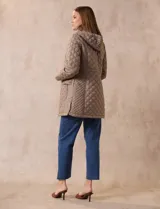 Campera capitoneada color beige, marca Weatherproof, con capucha desmontable, cierre central, bolsillos delanteros con cierre, tajo lateral con botones y forro interno a tono.