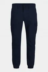 Pantalón cargo azul marino con bolsillos laterales y tobillos ajustados con elástico.