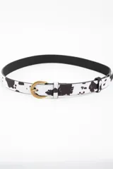 Cinto de cuero con estampado de vaca y hebilla dorada.