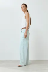 Pantalón de jean celeste, corte wide leg, tiro alto y cinco bolsillos.