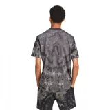 Camiseta de hombre con estampado tie-dye en tonos grises y cuello redondo.