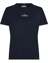 Remera azul marino de algodón con cuello redondo y corte regular. Presenta el logo de Tommy Hilfiger bordado en el pecho y la bandera de la marca bordada en la manga.