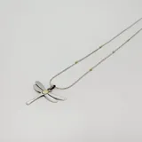 Conjunto de collar y dije de libélula en plata 925 con detalles en oro. El dije mide 30mm de alto y 45mm de ancho. La cadena mide 50cm de largo.