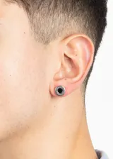 Par de aros redondos de acero quirúrgico plateado con diseño de guarda griega y centro negro.